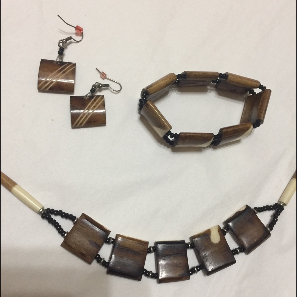 Made in Kenya. Handmade choker set.